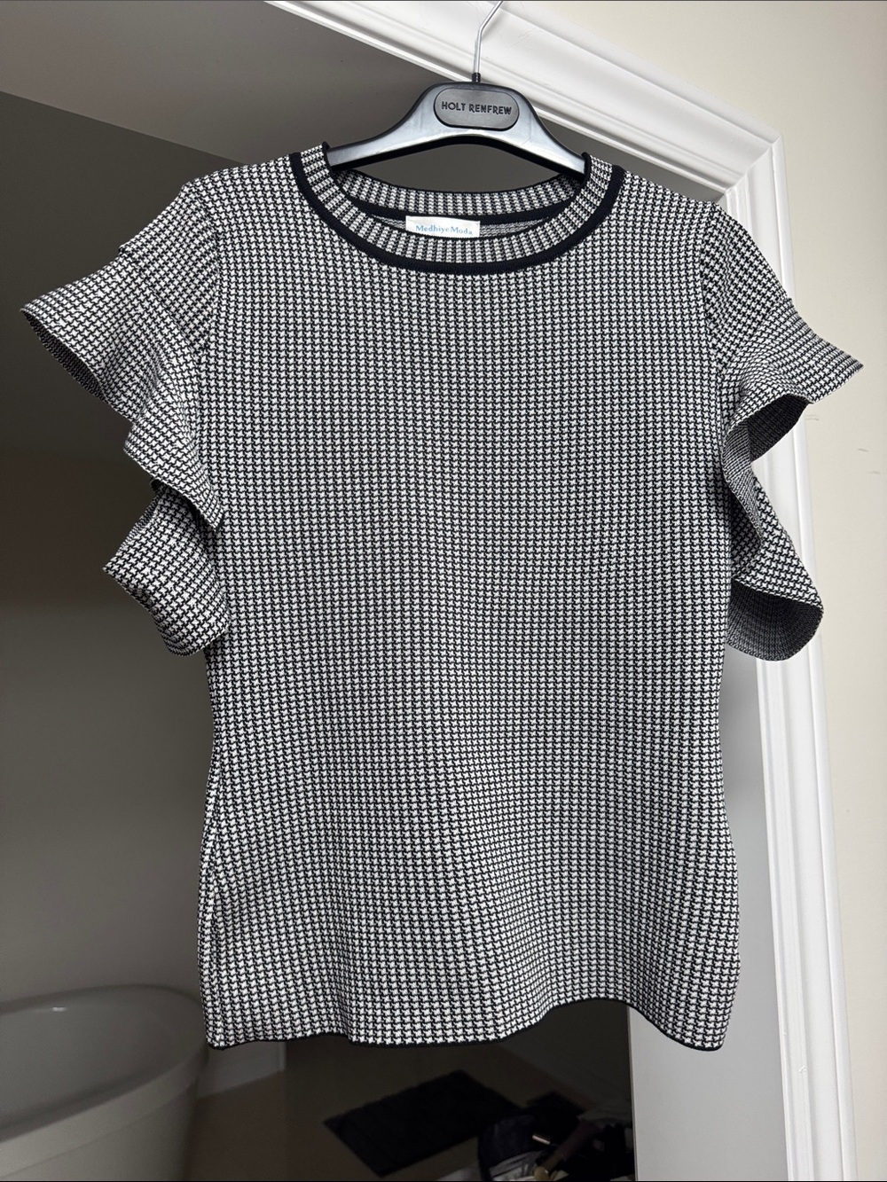 Black & White Houndstooth Ruffle-Sleeve Knit Top